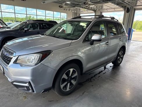 Used 2017 Subaru Forester 2.5i Limited AWD/4WD image 3