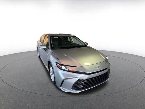 Used 2025 Toyota Camry LE image 3