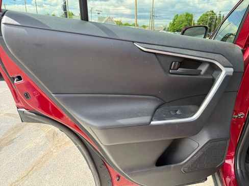 Used 2019 Toyota RAV4 LE AWD/4WD image 21