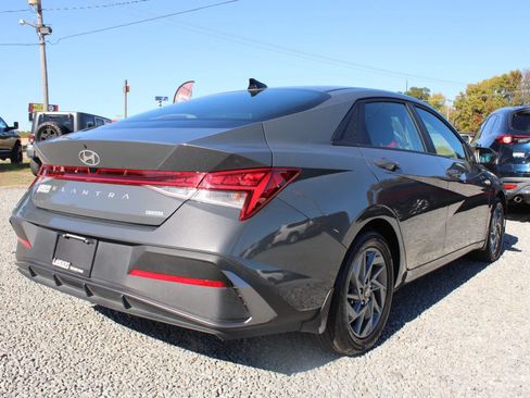 Used 2024 Hyundai Elantra Blue FWD image 8