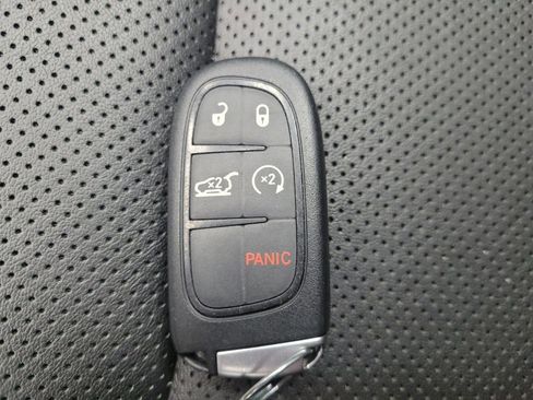 Used 2021 Jeep Cherokee Limited image 32