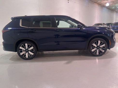 New 2025 Mitsubishi Outlander SE image 2