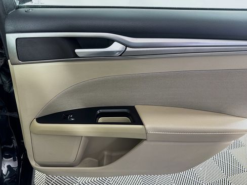 Used 2017 Ford Fusion SE image 48