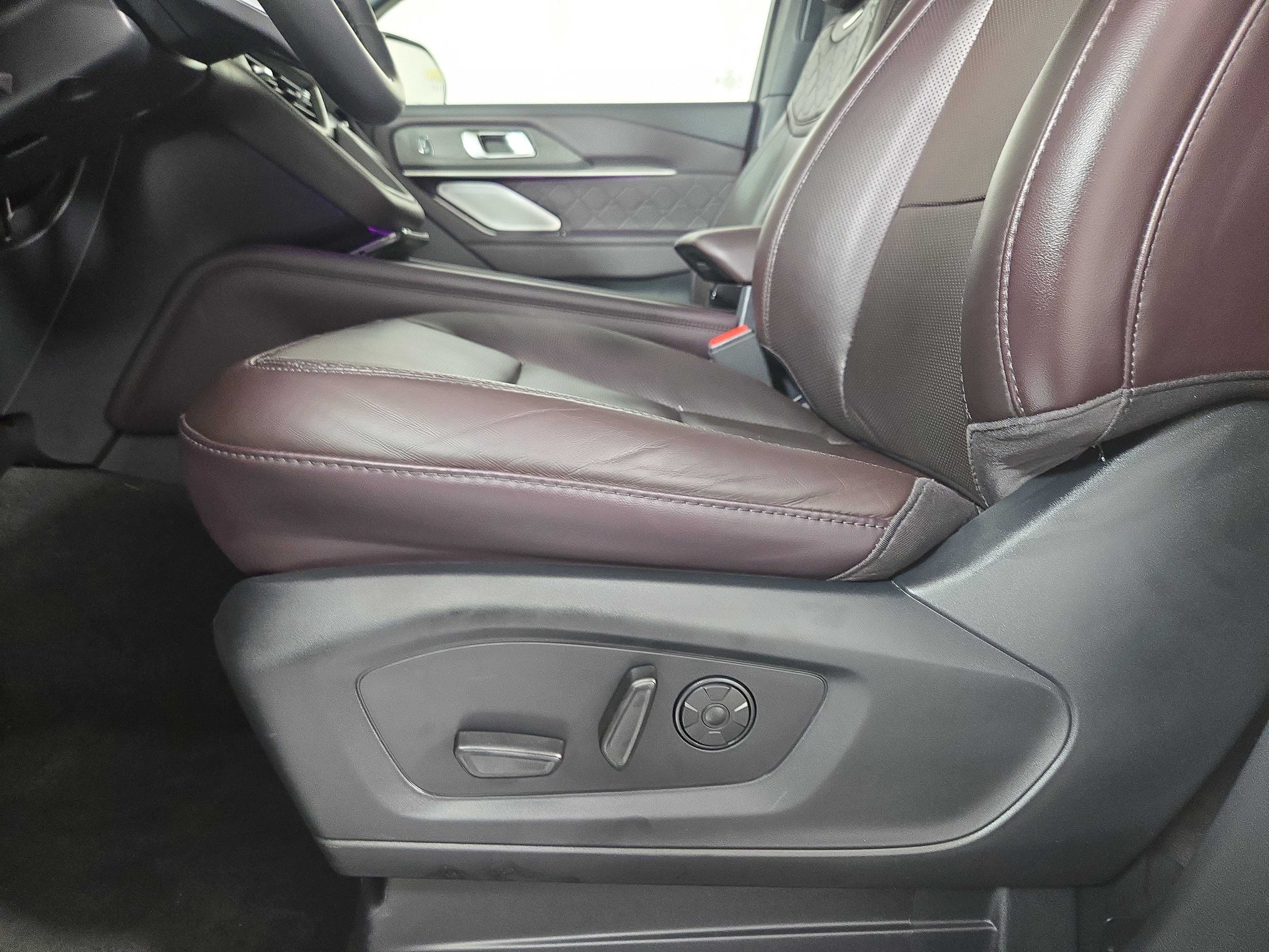 Used 2025 Ford Explorer Platinum w/ LUX Leather Package AWD/4WD image 32