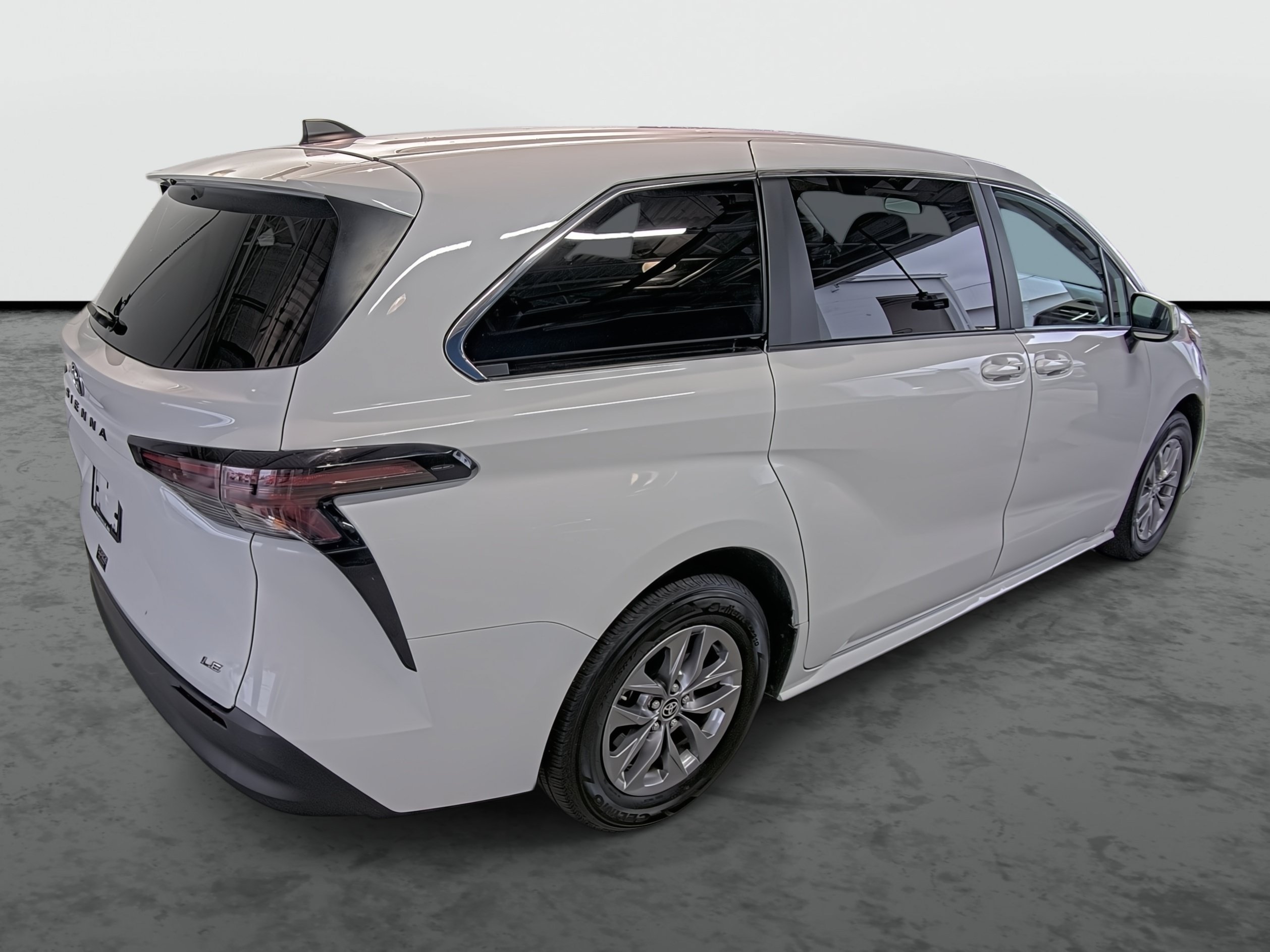 Used 2025 Toyota Sienna LE FWD image 14