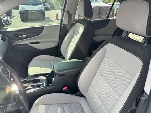 Used 2021 Chevrolet Equinox LS w/ LS Convenience Package FWD image 3