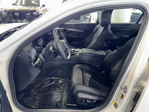 Used 2025 BMW i5 eDrive40i w/ Premium Package RWD image 19