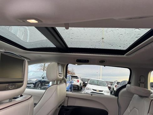 Used 2017 Chrysler Pacifica Limited image 11