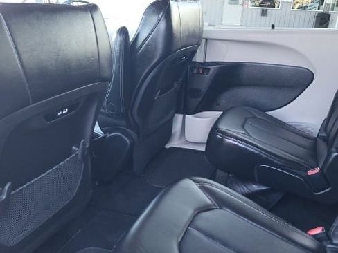 Used 2024 Chrysler Pacifica Touring-L FWD image 13