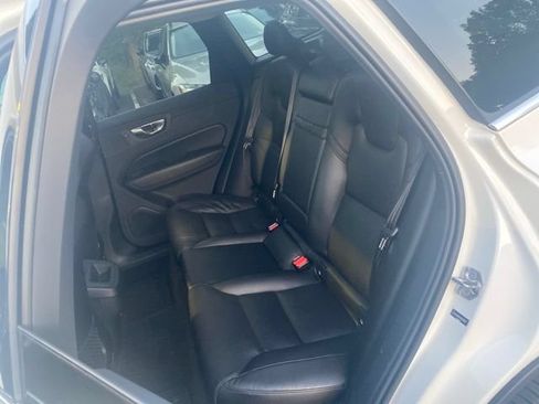 Used 2019 Volvo XC60 T6 Momentum w/ Multimedia Package AWD/4WD image 12