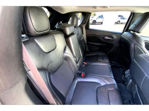 Used 2019 Jeep Cherokee Latitude Plus AWD/4WD image 28