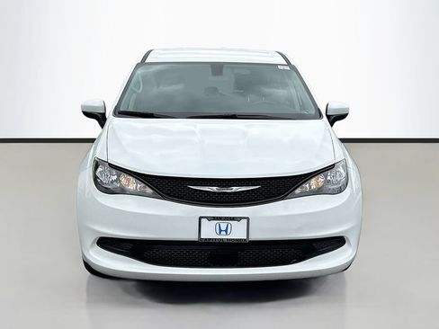 Used 2022 Chrysler Voyager LX FWD image 2