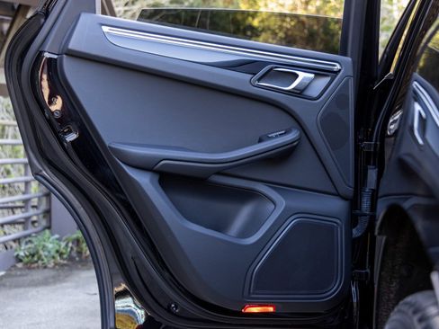 Certified 2022 Porsche Macan image 39