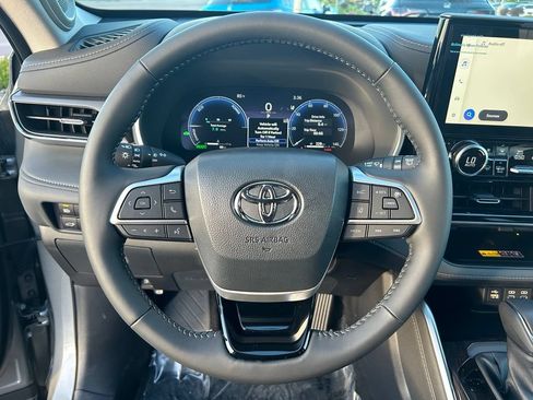 Used 2026 Toyota Highlander Limited AWD/4WD image 12