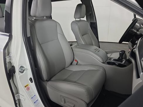 Used 2018 Toyota Highlander XLE AWD/4WD image 30