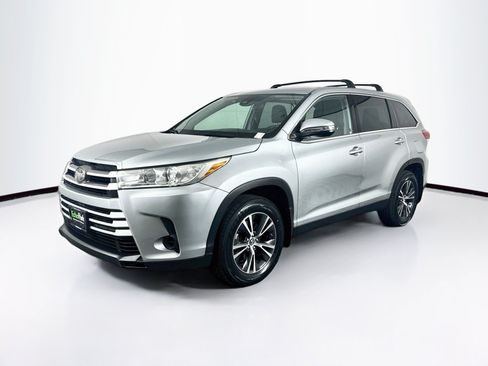 Used 2019 Toyota Highlander LE FWD image 3