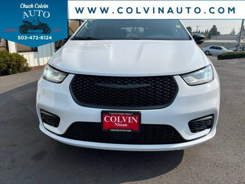 Used 2025 Chrysler Pacifica Limited FWD image 4