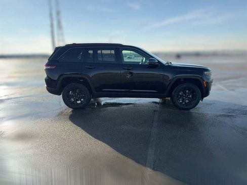 New 2026 Jeep Grand Cherokee Altitude image 14