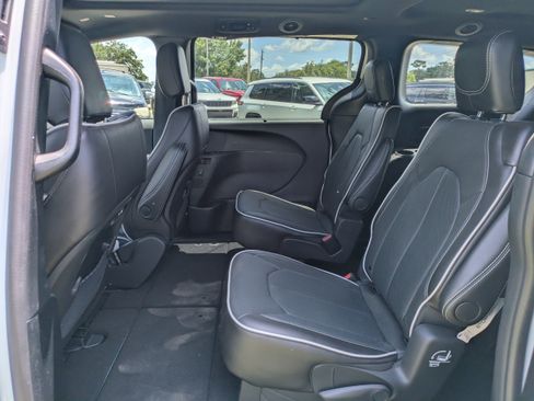 Used 2025 Chrysler Pacifica Limited FWD image 12
