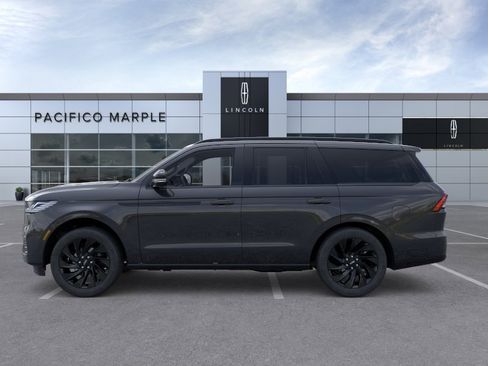 New 2026 Lincoln Navigator Reserve w/ Jet Appearance Package AWD/4WD image 3