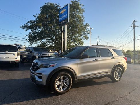 Used 2022 Ford Explorer XLT w/ Equipment Group 202A AWD/4WD image 6
