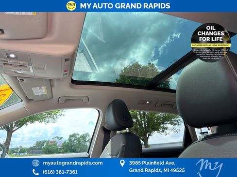 Used 2024 Volkswagen Taos SE w/ Panoramic Sunroof Package AWD/4WD image 23