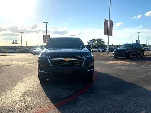 Used 2023 Chevrolet Traverse LT FWD image 2