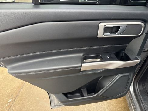 Used 2023 Ford Explorer XLT image 9