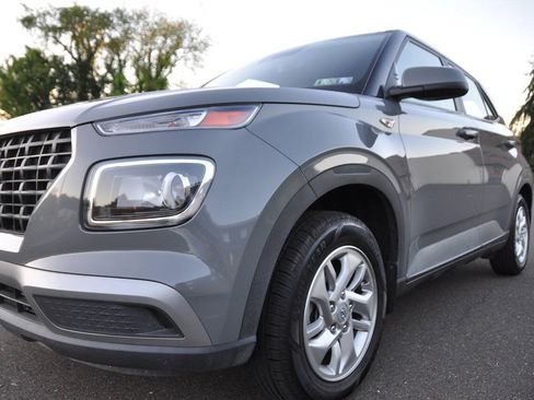 Used 2022 Hyundai Venue SE FWD image 2