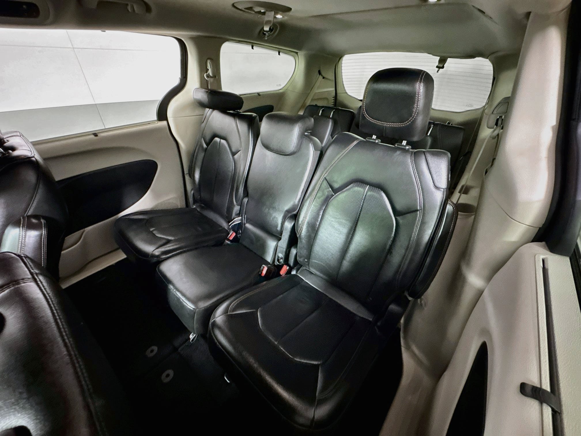 Used 2020 Chrysler Pacifica Touring-L FWD image 21