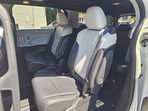 Used 2025 Toyota Sienna XSE AWD/4WD image 16