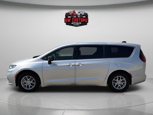 Used 2026 Chrysler Pacifica Select FWD image 4