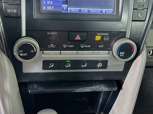 Used 2014 Toyota Camry L image 23