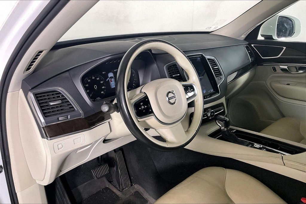 Used 2018 Volvo XC90 T5 Momentum w/ Convenience Package AWD/4WD image 13