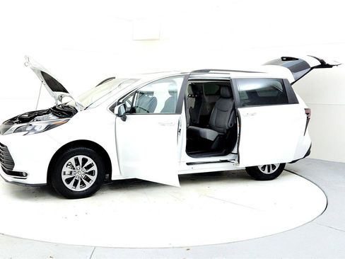 Certified 2024 Toyota Sienna XLE image 10