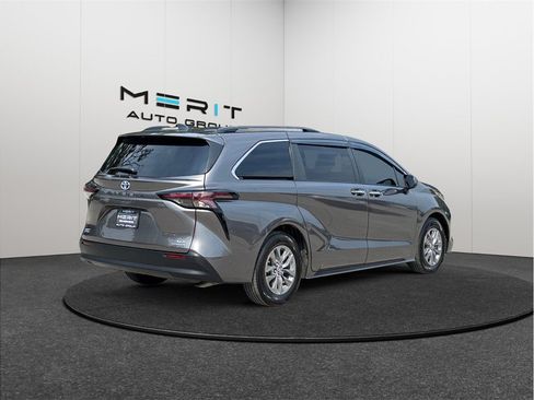 Used 2023 Toyota Sienna XLE FWD image 9