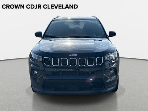 Used 2024 Jeep Compass Latitude AWD/4WD image 2