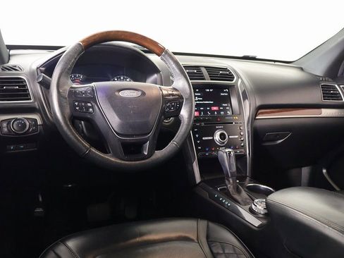 Used 2018 Ford Explorer Platinum image 2