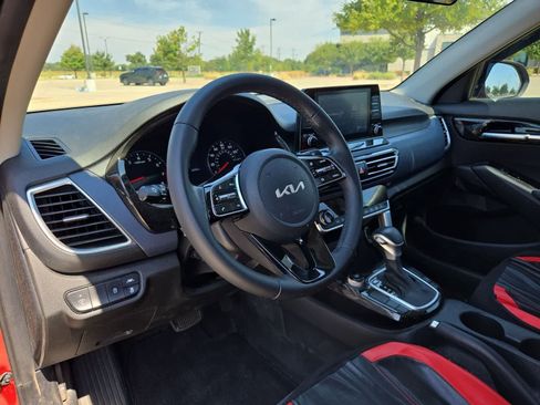 Certified 2023 Kia Seltos S FWD image 2