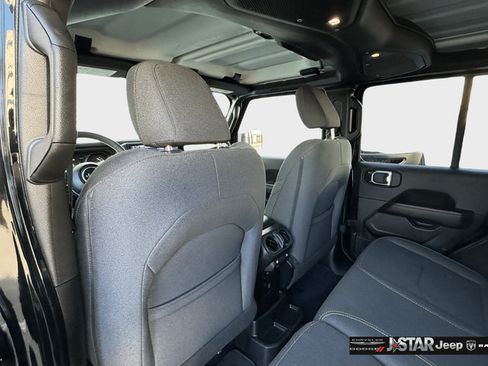 Used 2025 Jeep Wrangler Unlimited Sahara AWD/4WD image 22