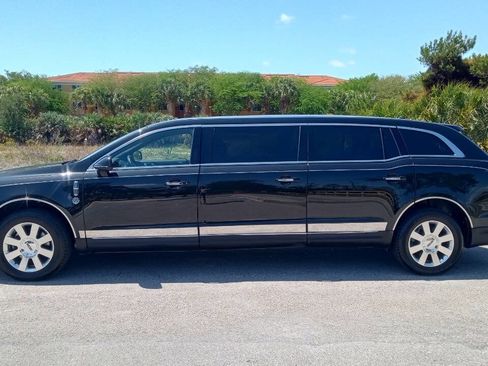 Used 2014 Lincoln MKT AWD image 1