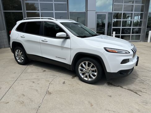 Used 2017 Jeep Cherokee Limited w/ Luxury Group FWD image 5