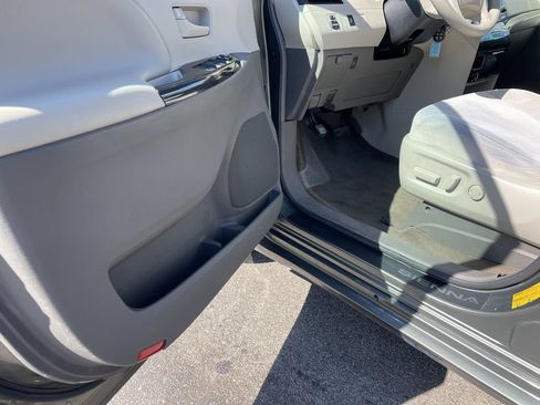 Used 2012 Toyota Sienna LE w/ Towing Pkg AWD/4WD image 14