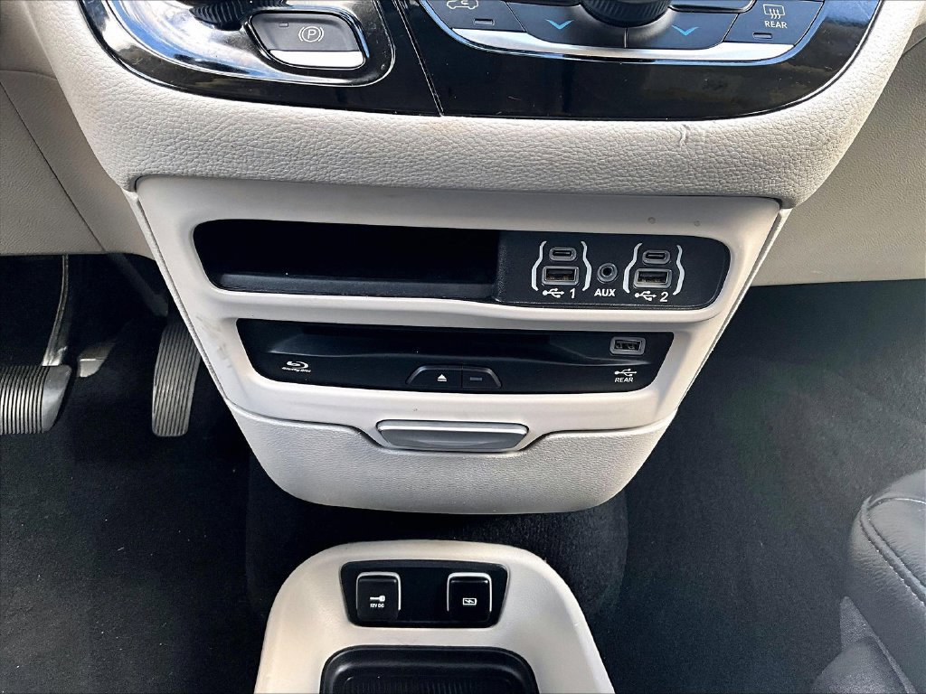 Used 2021 Chrysler Pacifica Touring-L w/ Uconnect Theater Family Group FWD image 20