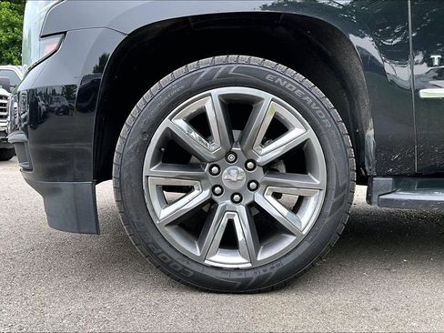 Used 2019 Chevrolet Tahoe LT w/ Luxury Package AWD/4WD image 2