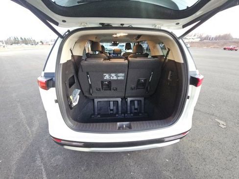 Used 2023 Kia Carnival EX image 38