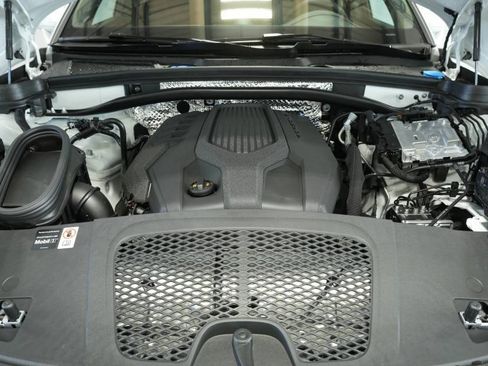 New 2025 Porsche Macan image 30