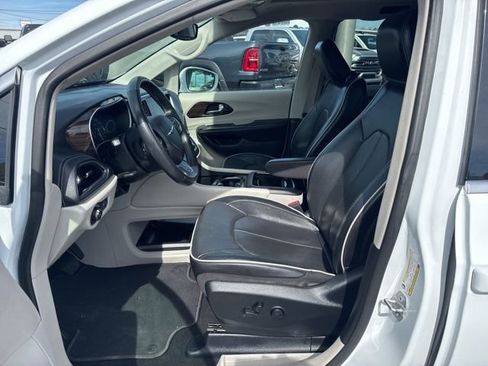 Used 2022 Chrysler Pacifica Limited image 7