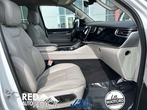 Used 2023 Jeep Wagoneer 4WD w/ Convenience Group I image 18
