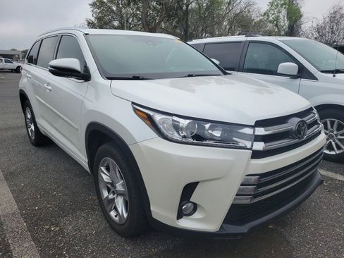 Used 2017 Toyota Highlander Limited image 2